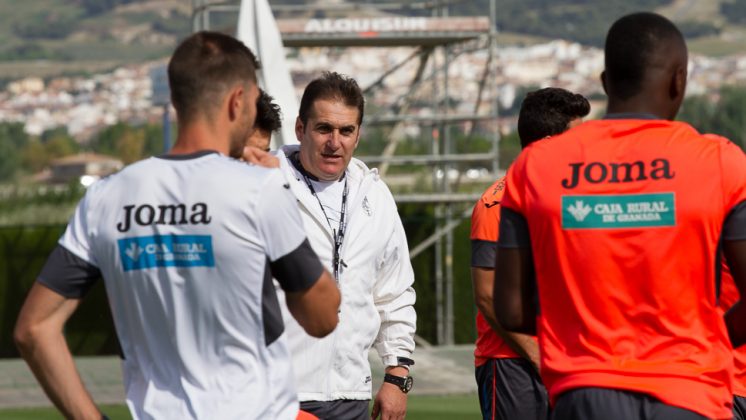 El entrenador del Granada CF, José Ramón Sandoval, durante un entrenamiento. Foto: Antonio Ropero