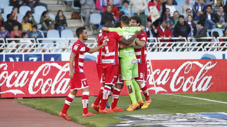 Los jugadores del Granada celebran uno de los goles. Foto: Álex Cámara