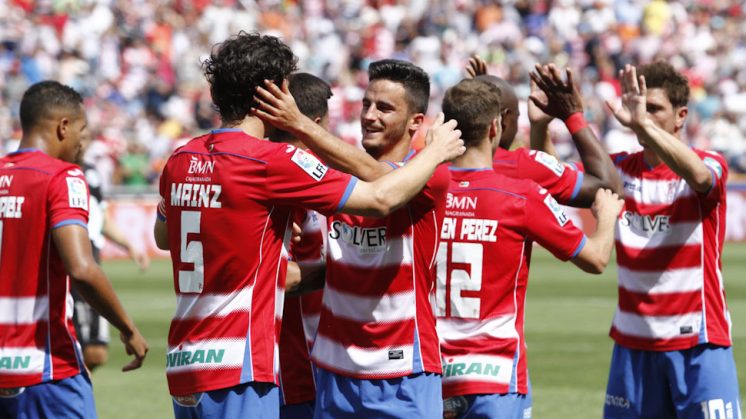 Juan Carlos felicita a Mainz tras su gol al Córdoba. Foto: Álex Cámara