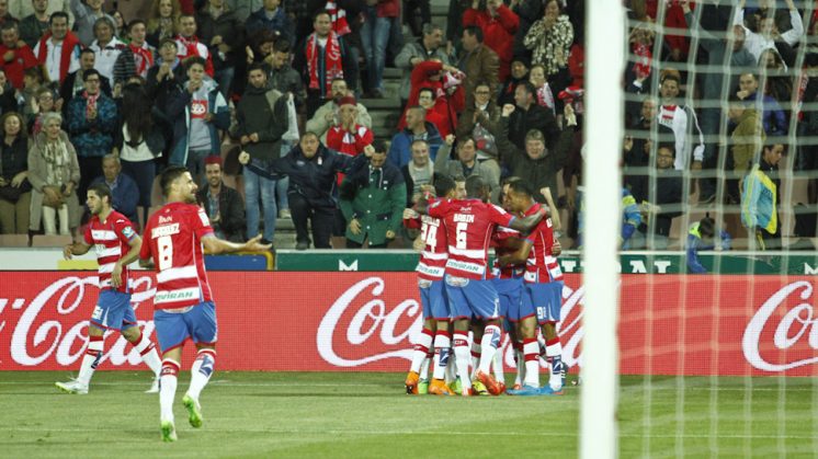 Los jugadores del Granada CF celebran el gol de la última victoria en casa, contra el Málaga. Foto: Álex Cámara
