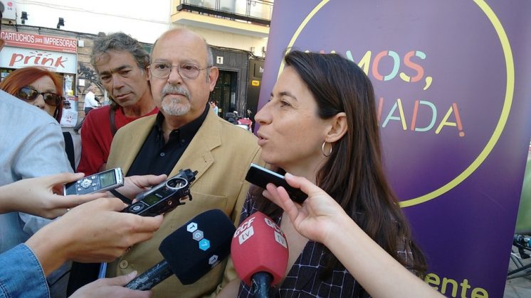 La candidata de 'Vamos, Granada' a la Alcaldía, Marta Gutiérrez, junto al número 2 de la lista, Luis de Haro. Foto: aG