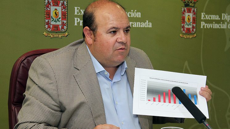 El diputado José Robles, durante la comparecencia en rueda de prensa. Foto: aG