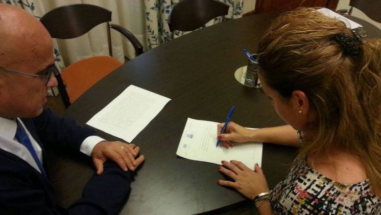 La candidata del PP de Peligros a la Alcaldía firma ante el notario su renuncia al sueldo de alcalde. Foto: aG