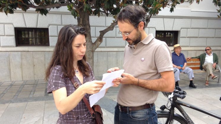 La candidata a la Alcaldía junto al secretario general de Podemos en Granada, Alberto Matarán. Foto: aG.