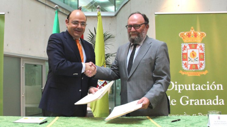 Sebastián Pérez y Francisco González Lodeiro, tras la firma del acuerdo. Foto: aG.