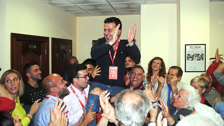 Noel López celebra la mayoría absoluta lograda este domingo. Foto: aG