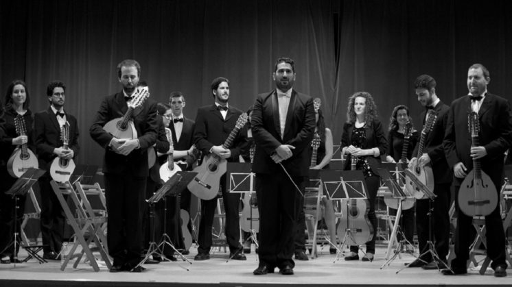 La  orquesta  de  Plectro  Torre del Alfiler está  compuesta  por  28 jóvenes músicos  distribuidos en varios  grupos según el papel  interpretativo. Foto: aG