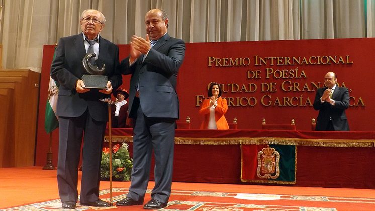 Rafael Guillén, en el momento de recibir el Premio Lorca de manos del alcalde. Foto: Luis F. Ruiz