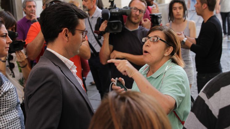 LA FOTO DEL DÍA: Tras su rueda de prensa, Francisco Cuena ha tenido que lidiar con una ciudadana muy molesta con la clase política en general. La mujer ha recalcado la obligación que tienen todos los políticos para quienes los han votado, así como la 