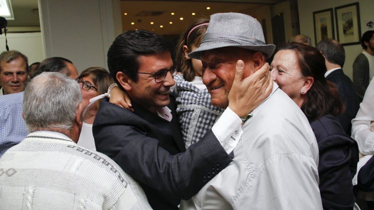 Cuenca es felicitado al entrar en el salón después por todos los militantes que quisieron acompañarlo en la noche electoral. Foto: Álex Cámara