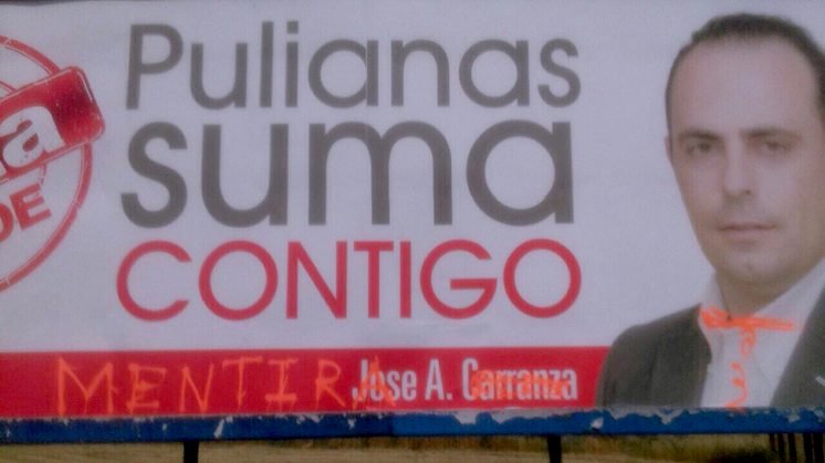 Pintadas que han aparecido en uno de los carteles del PSOE de Pulianas. Foto: PSOE de Pulianas