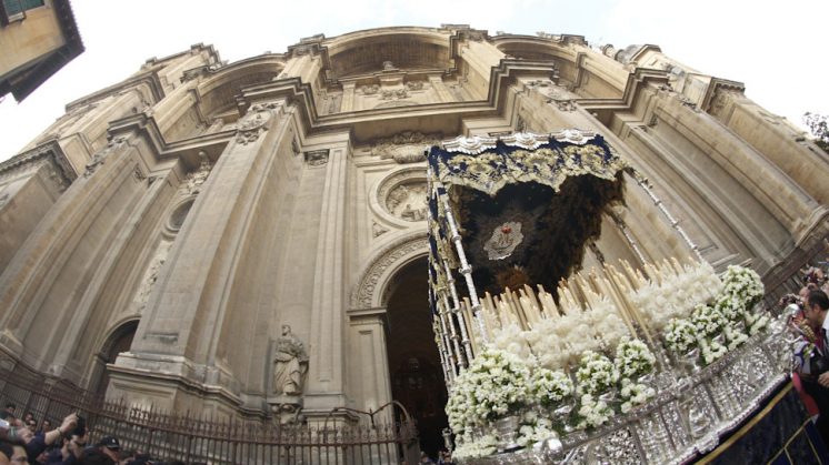 La imagen de la Amargura, en su salida desde la Catedral. Foto: Álex Cámara
