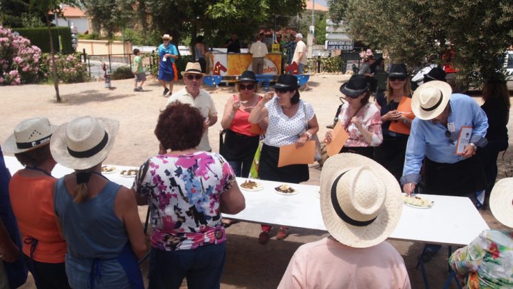 El Ayuntamiento de Ogíjares ha facilitado a todos los participantes los ingredientes y enseres necesarios para realizar los platos. Foto: aG