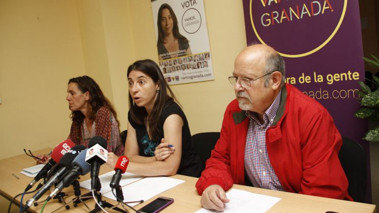Pilar Rivas, Marta Gutiérrez y Luis De Haro (de izquierda a derecha), durante su comparecencia en la sede de Vamos Granada. Foto: Álex Cámara.