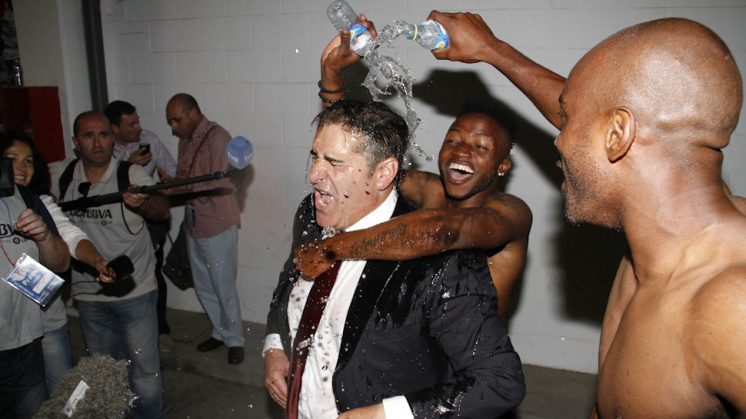 Sandoval recibe agua de sus jugadores tras conseguir la permanencia. Foto: Álex Cámara