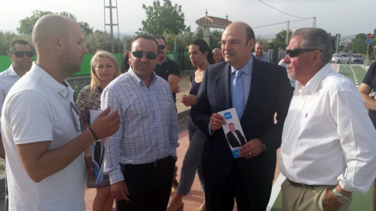 El presidente provincial del PP, durante su visita a Ogíjares. Foto: aG.