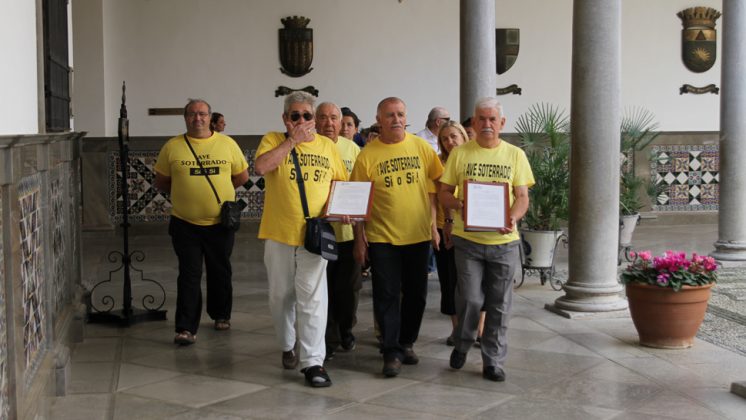 Vecinos de La Chana entregan 5.000 firmas al Ayuntamiento de Granada para reclamar el soterramiento del AVE