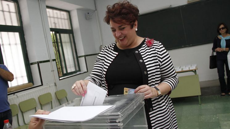 Teresa Jiménez, durante la votación que ha efectuado en la mañana de este domingo. Foto: Álex Cámara