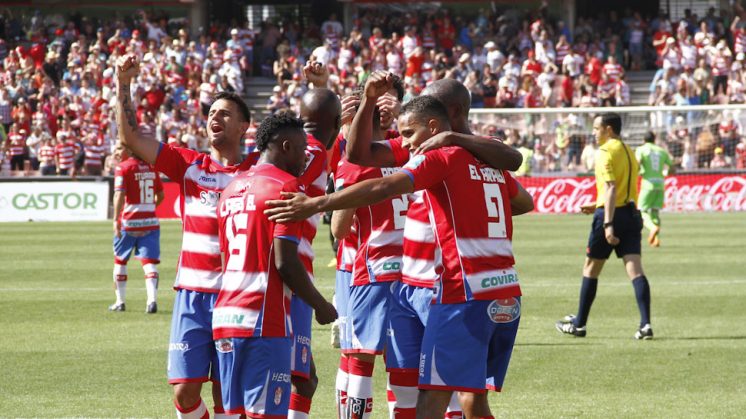 Los jugadores del Granada celebran el gol de El Arabi al Córdoba, de penalti. Foto: Álex Cámara