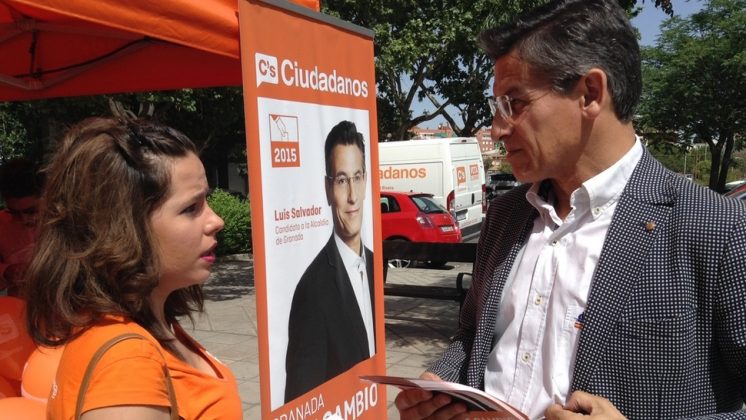 El candidato ha difundido sus propuestas en el Camino Bajo de Huétor. Foto: Javier Morales