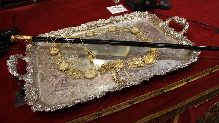 El bastón de mando y la medalla que se le impuso a Torres Hurtado (Granada) el pasado sábado. Foto: Álex Cámara