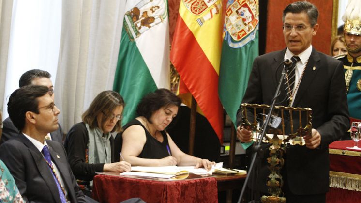 Luis Salvador pronuncia su discurso ante la atenta mirada de Francisco Cuenca. Foto: Álex Cámara