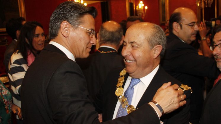 Luis Salvador felicita a José Torres Hurtado tras el pleno de investidura del pasado 13 de junio. Foto: Álex Cámara