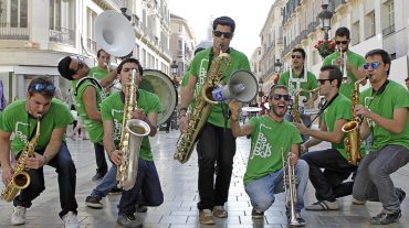 Pasacalles lleno de ritmo y color por el centro de Granada