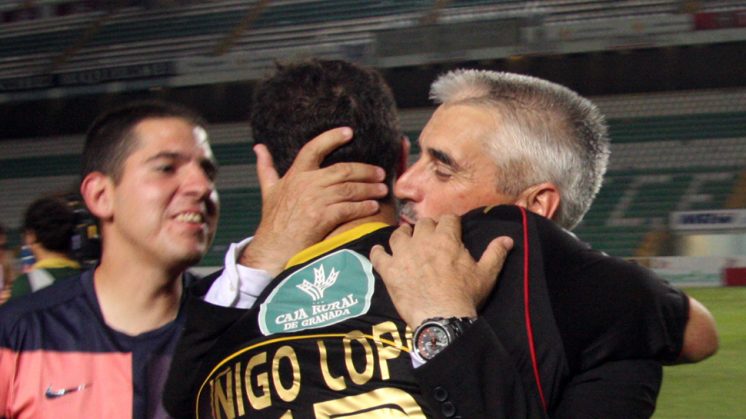 Momento en el que Fabri abraza a Íñigo López tras conseguir el ascenso. Foto: L. F. R. 