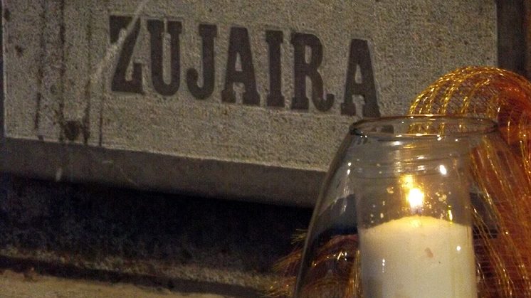 Una vela encendida mantuvo vivo el recuerdo de las víctimas junto al monolito. Foto: Luis F. Ruiz