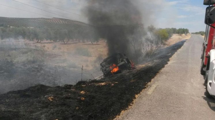 Bomberos y Guardia Civil se han desplazado hasta el lugar del accidente. Foto: Twitter.
