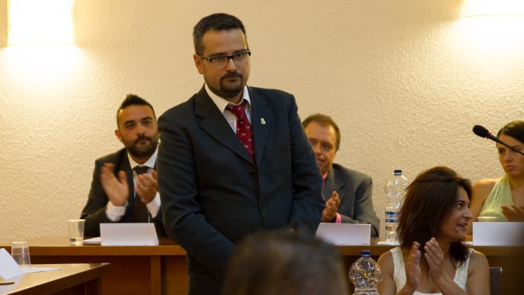 Alejandro Martín (primer plano) tras ser elegido alcalde el pasado día 13, en presencia de Leandro Martín (a la izquierda de la imagen). Foto: Antonio Ropero