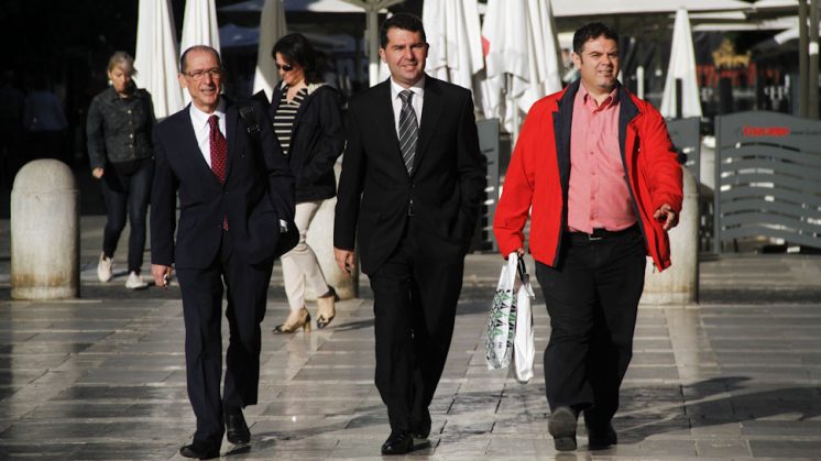 Noel López (centro), a su llegada a los juzgados para la celebración de la vista oral. Foto: Álex Cámara