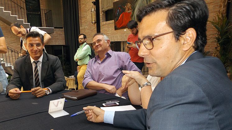 Luis Salvador y Francisco Cuenca (en primer plano) han mantenido un encuentro en la mañana de este lunes. Foto: Luis F. Ruiz