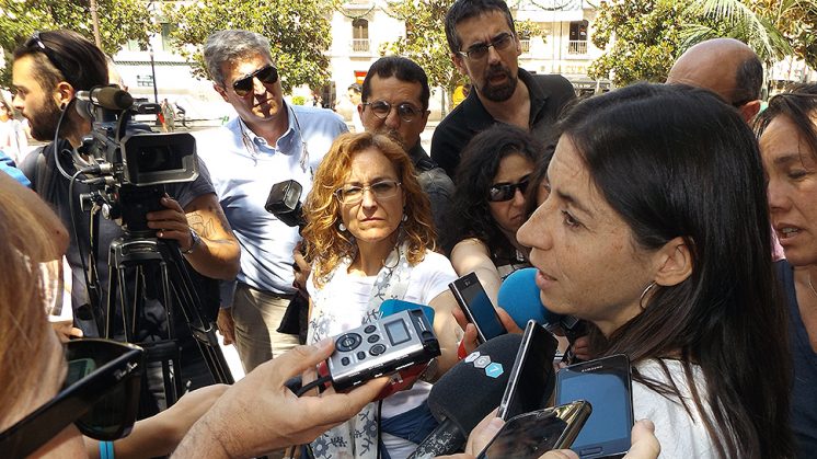 La candidata electa de Vamos Granada, Marta Gutiérrez, atiende a los periodistas este lunes. Foto: Luis F. Ruiz