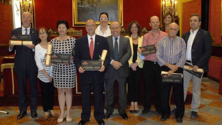 El Salón de Plenos del Ayuntamiento de Granada ha acogido los premios a los ganadores del certamen de escaparates y balcones. Foto: Javier Algarra