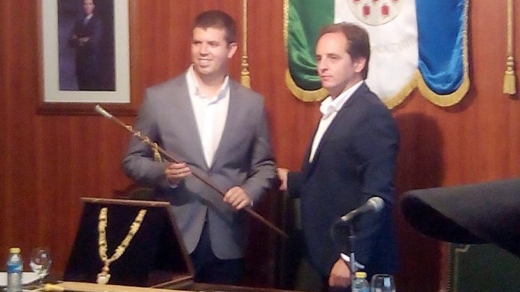 José Morales recibe el bastón de mando de Félix Rodríguez (PP). Foto: aG