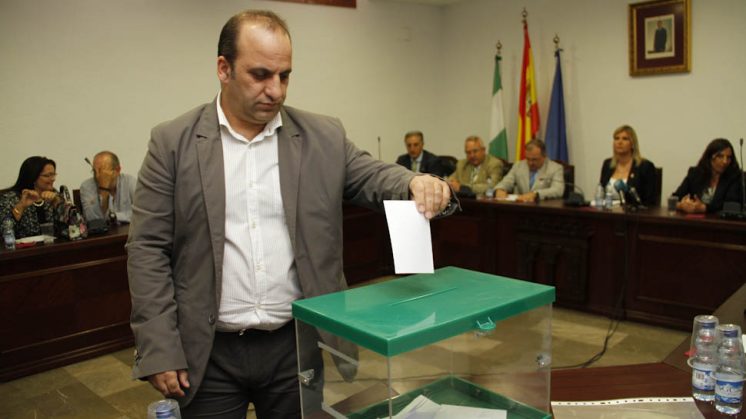 Antonio Molina deposita su voto el día en el que Inmaculada Hernández fue investida como alcaldesa. Foto: Álex Cámara (archivo)