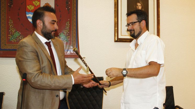 Leandro Martín recibe el bastón de mando de manos de Alejandro Martín. Foto: Álex Cámara