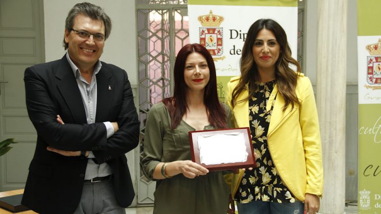 La ganadora del premio, junto al diputado en funciones de Cultura y a la concejal del ramo en Peligros. Foto: Álex Cámara