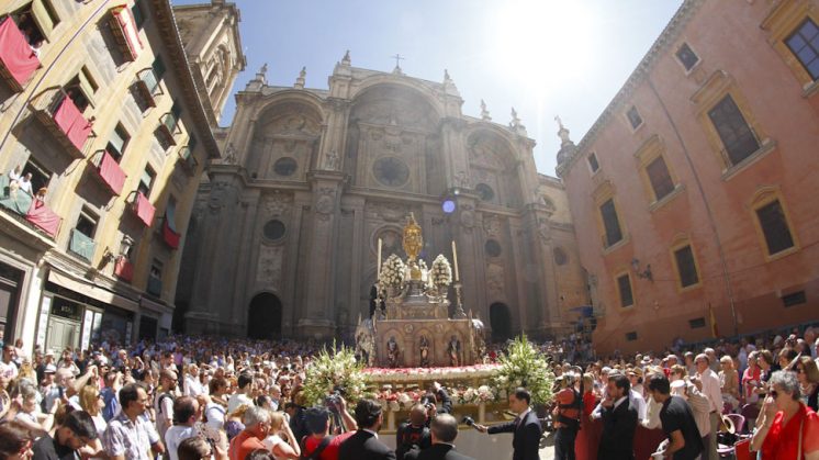 La procesión de la Custodia a su salida de la Catedral. Foto: Álex Cámara
