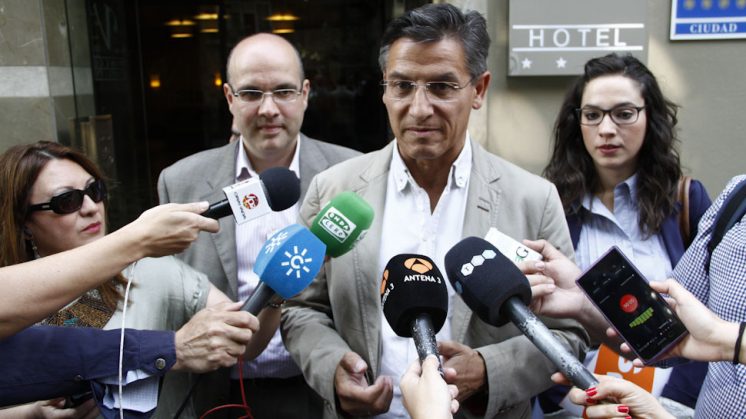 Luis Salvador atiende a los periodistas tras un nuevo encuentro con el PSOE, aunque provincial. Foto: Álex Cámara
