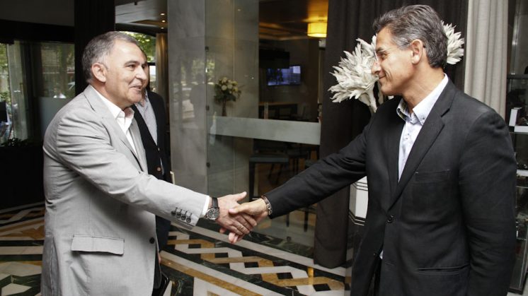 Santiago Pérez y Luis Salvador en la reunión que han mantenido durante este viernes. Foto: Álex Cámara
