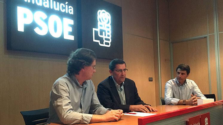 Momento del encuentro que han mantenido PSOE e IU en la sede provincial de los socialistas. Foto: L. F. R. 