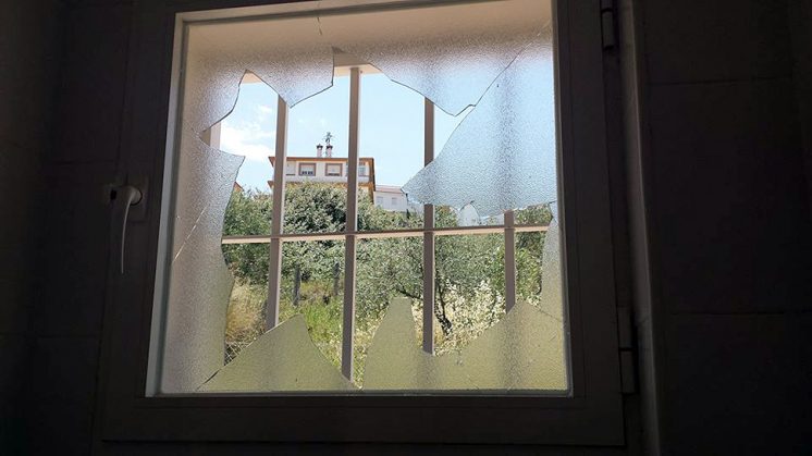 Estado en el que se encuentra una de las ventanas tras los ataques. Foto: Facebook del Ayuntamiento