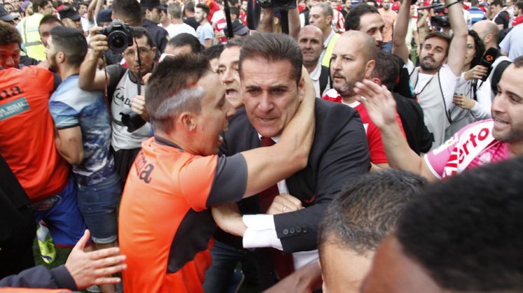 José Ramón Sandoval es abrazado por aficionados tras conseguir la permanencia. Foto: Álex Cámara