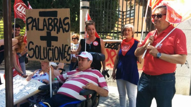 La concentración se ha celebrado a las puertas de la Delegación de Salud en Granada. Foto: aG.
