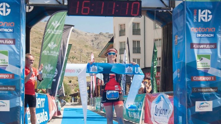 La corredora castellonense gana también la prueba y la general tras casi 16 horas corriendo por las montañas que separan la Alhambra del pico Veleta. Foto: aG