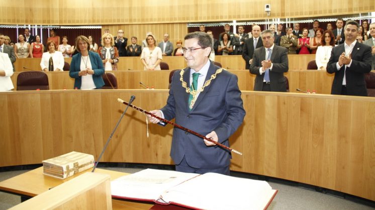 El nuevo presidente de la Diputación de Granada, José Entrena, sujeta entre sus manos el bastón de mando de la institución provincial. Foto: Álex Cámara