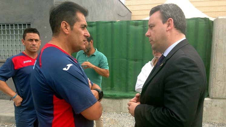 El entrenador del Granada CF, José Ramón Sandoval, ha saludado al diputado de deportes. Foto: aG